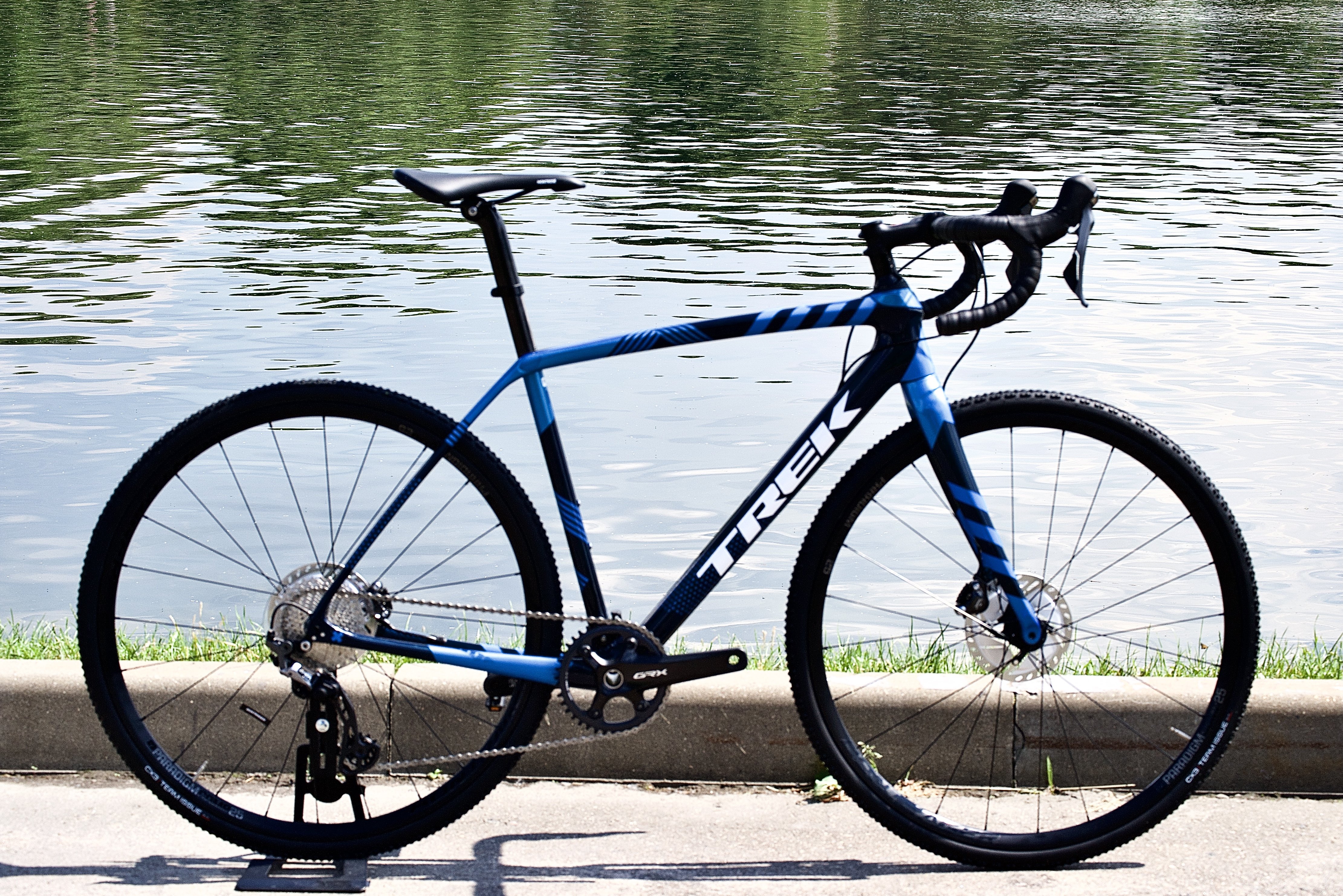 Велосипед циклокроссовый TREK BOONE 6 DISC, Carbon Blue Smoke / Metallic Blue велосипеды